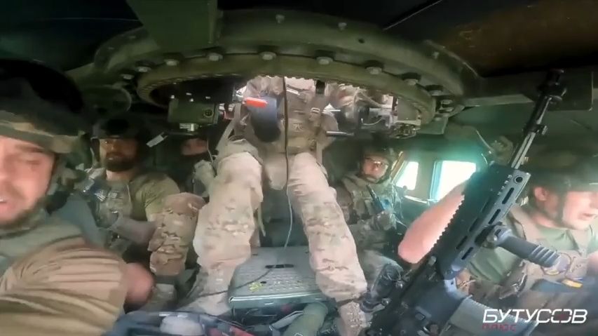 Kamera v útočícím ukrajinském Humvee zachytila okamžik, kdy najelo na minu